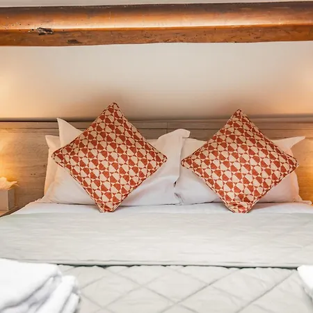 בית הארחה At The Apple Pie