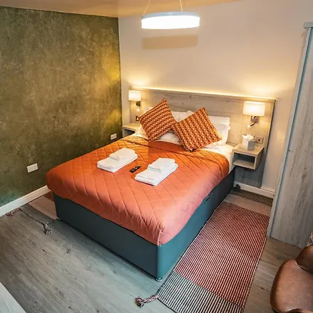 At The Apple Pie בית הארחה 4*